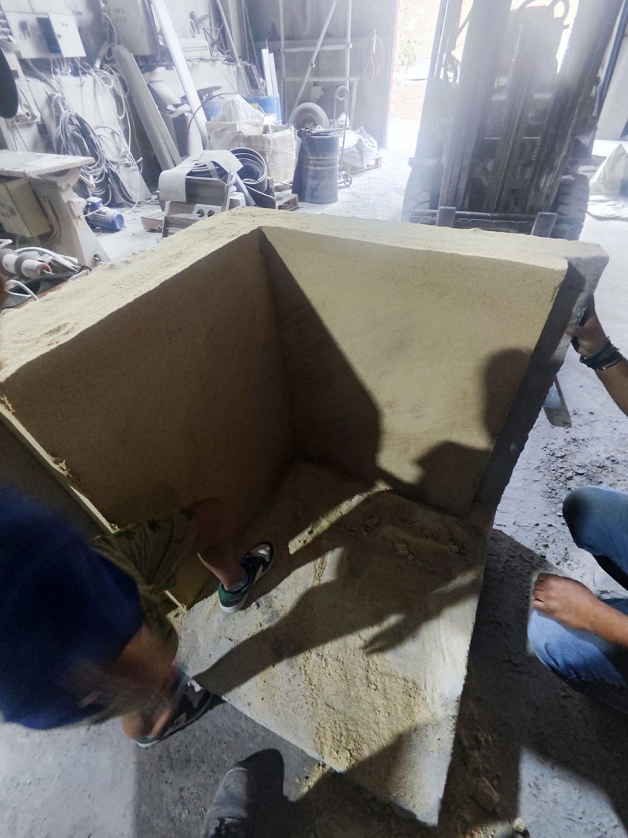 Grecian Magnesite Develops Mobile Mixer & Application System for On-Site Cold-Setting Tundish Mass Trials
